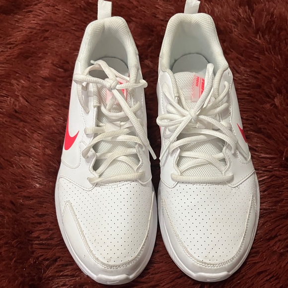 Womans Nike shoe, size 10 - Picture 3 of 3